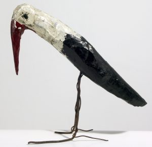 Bocian, wyk. Helena Ptaszyńska-Szczypawka, 1970-1977 r., Mościska, woj. mazowieckie, drewno polichromowane, drut, wys. 18,5 cm, fot. Marian Kosicki